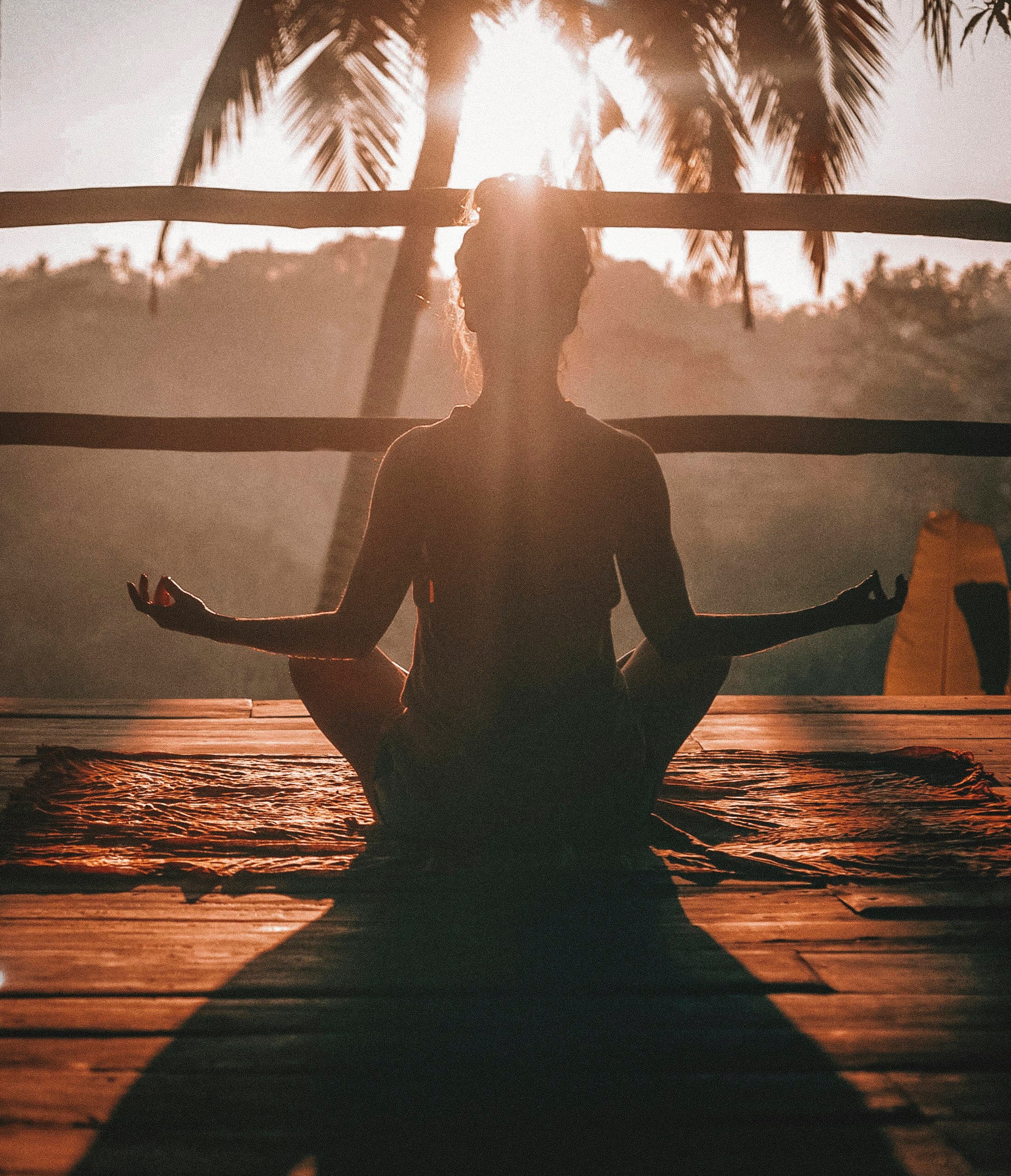 Ahşap zeminde nefes ve meditasyon çalışması