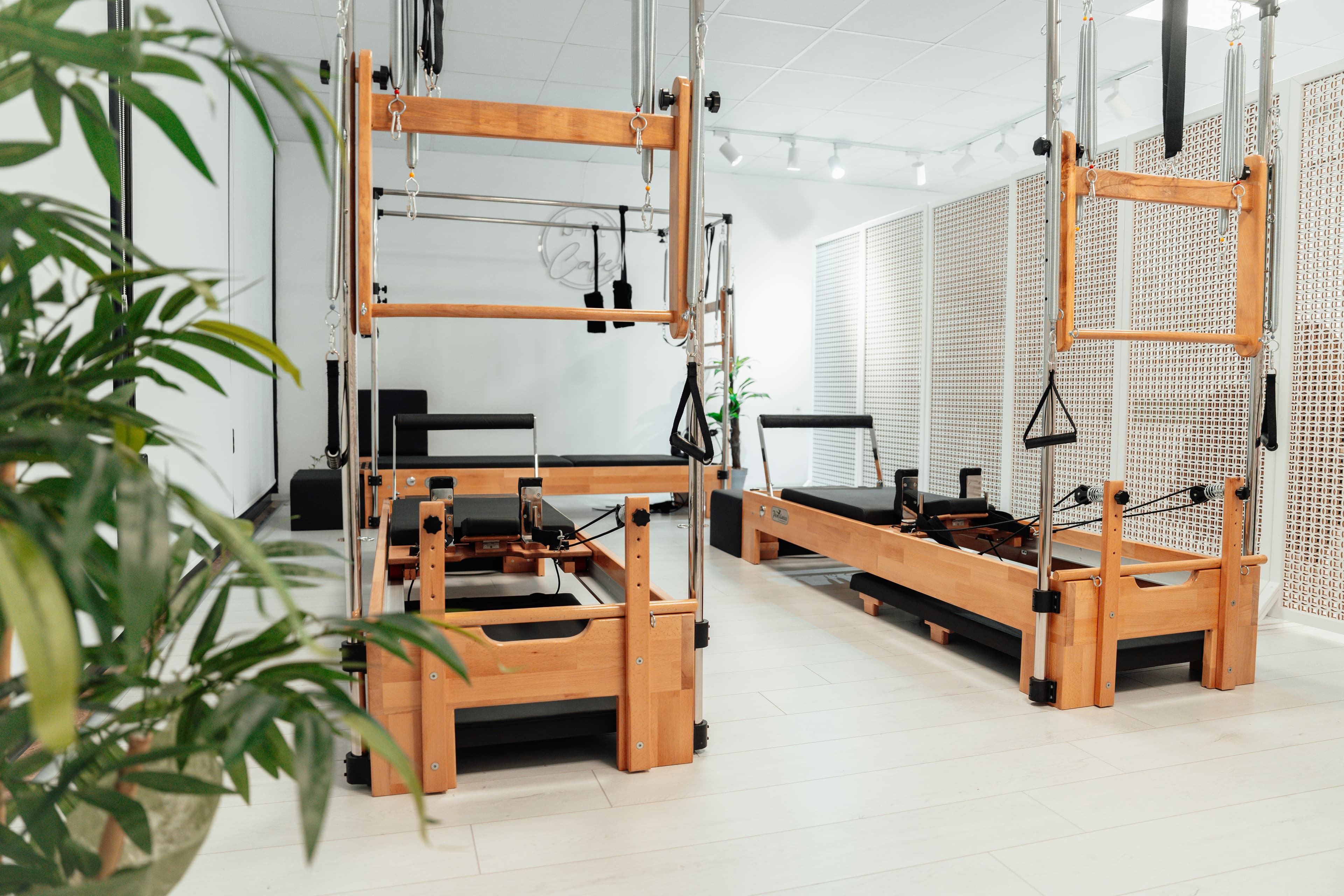 Pilates ekipmanlarıyla dolu ferah stüdyo salonu